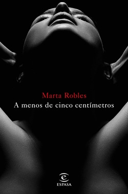 A menos de cinco centímetros A menos de cinco centímetros